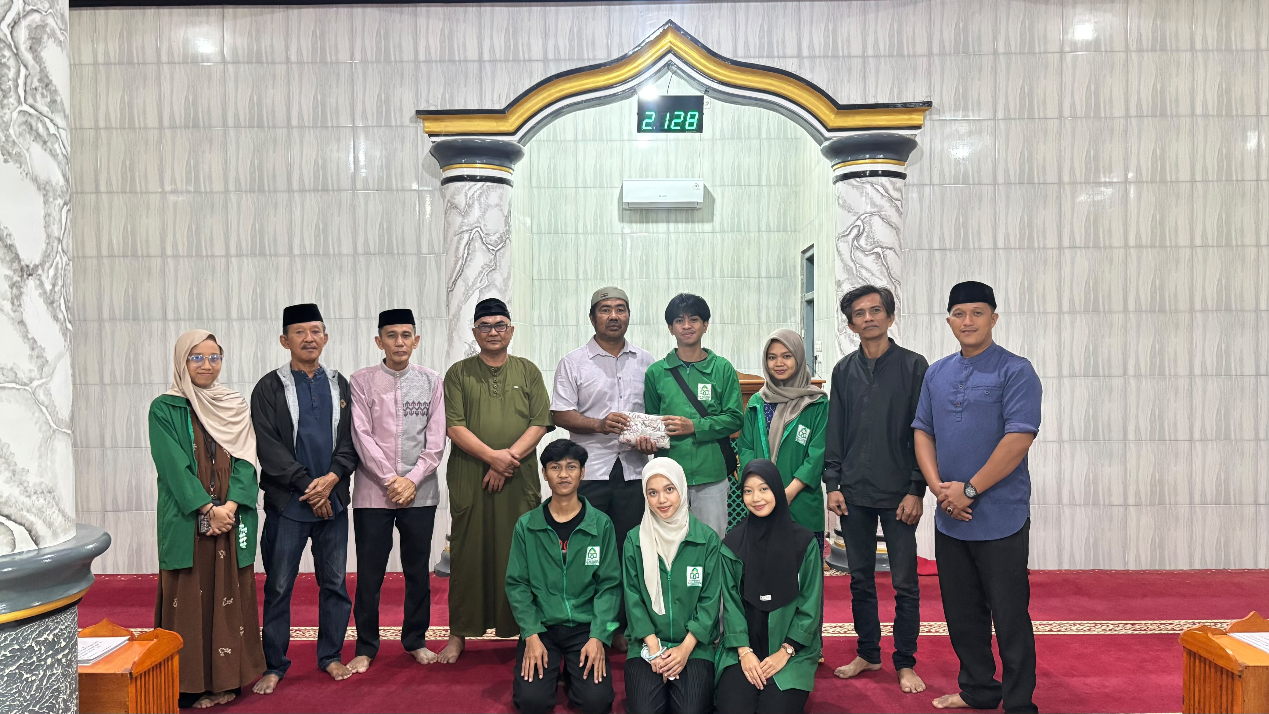 Jejak Kebaikan di Penghujung KKN: Mahasiswa UINAM Angkatan 79 Tebar Kenangan Lewat Mukena untuk Warga Lembang