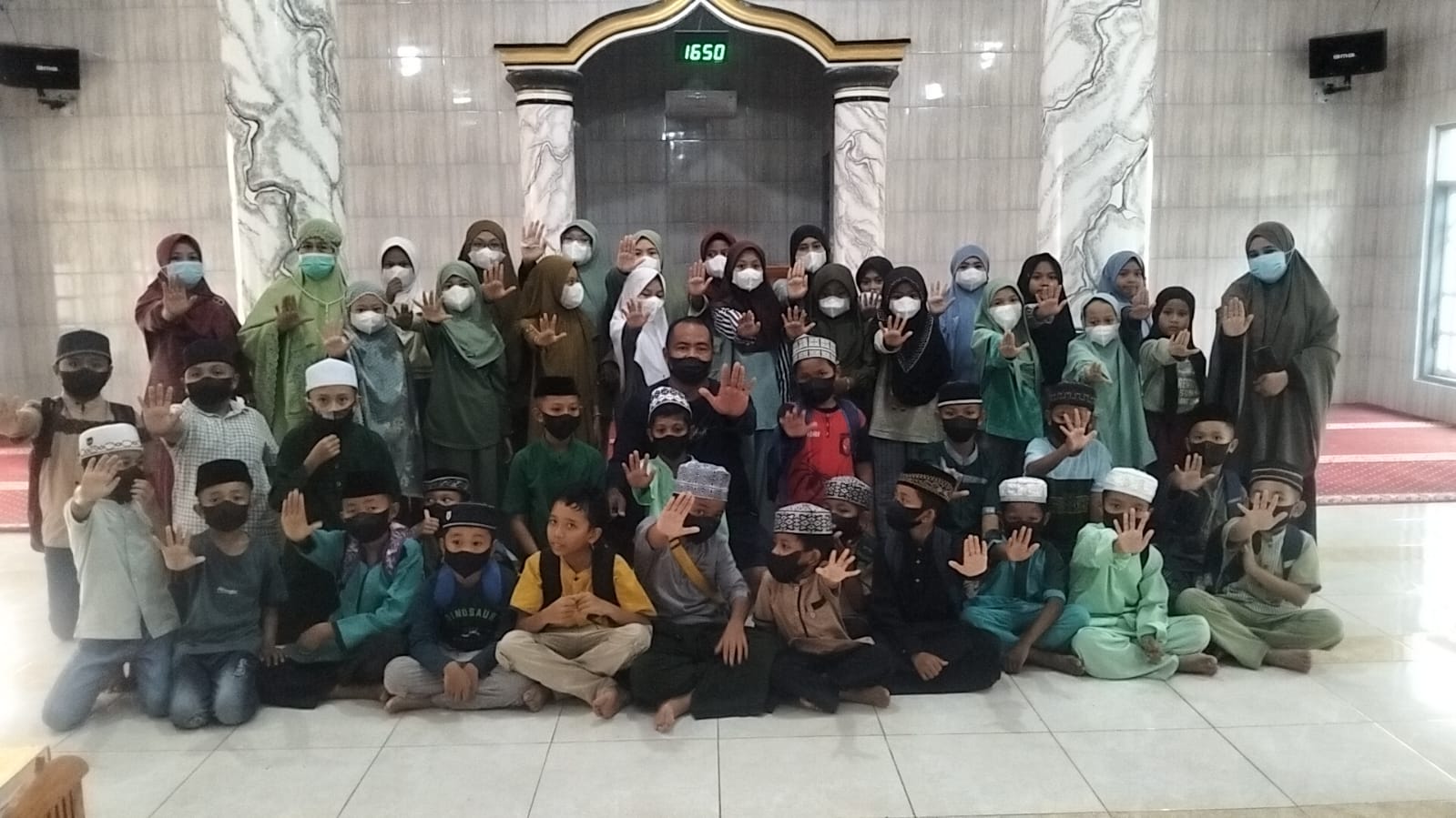 TINDAK LANJUT HIMBAUAN CAMAT BANTAENG, RW 02 SUNGAI BIALO BAGIKAN MASKER GRATIS KEPADA SANTRI DAN PENGAJAR TPA NUR RAHMAN