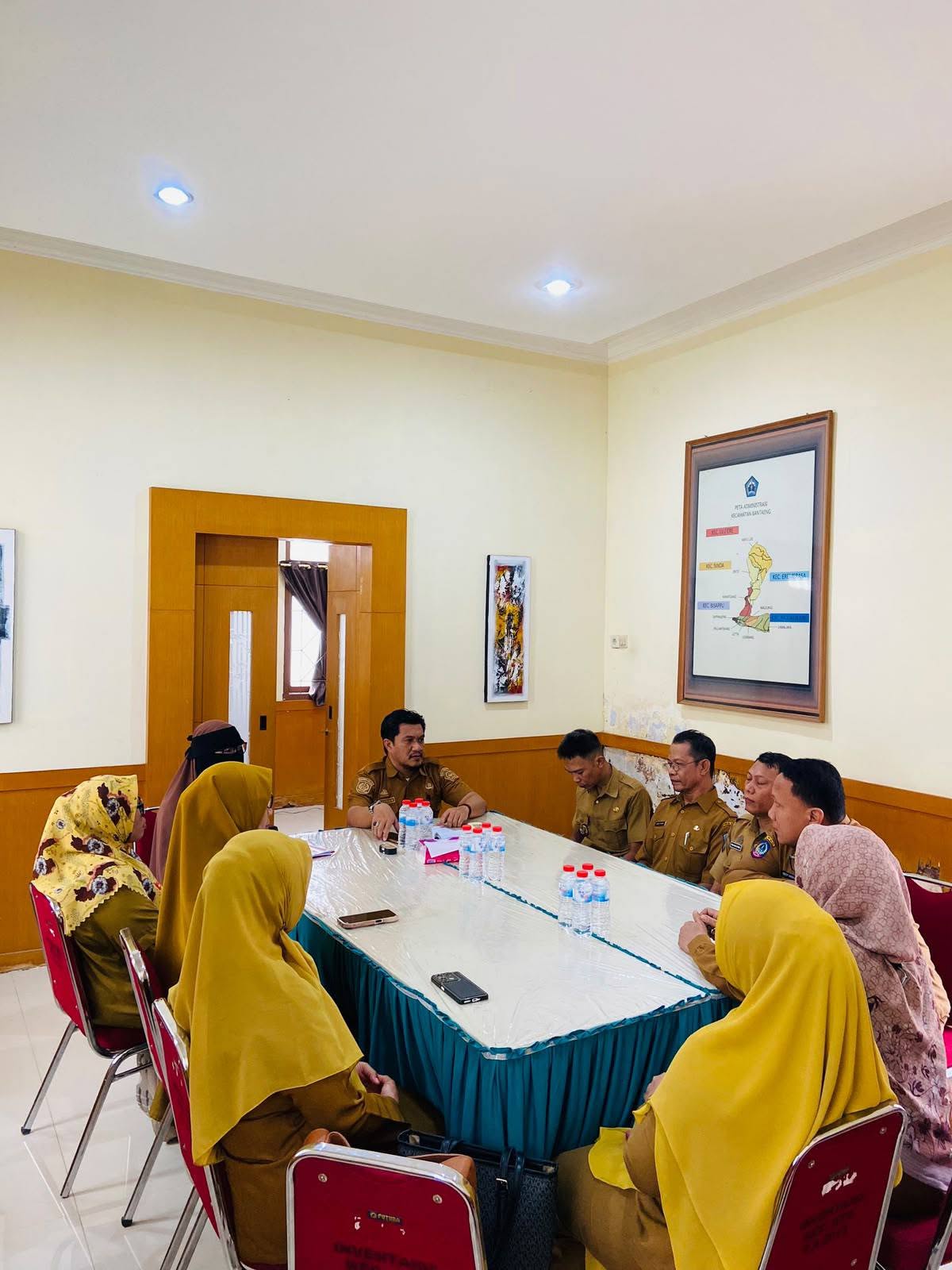 Perkuat Sinergi dan Evaluasi Kinerja Aparatur, Camat Bantaeng Gelar Rapat Santai Bersama Para Lurah